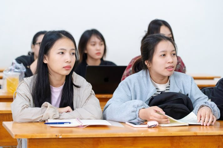 [Video] Ngày đầu năm học 2025-2026 tại HUTECH: Hào hứng, rộn ràng và đầy kỳ vọng 93