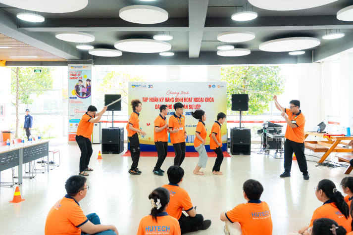 Từ quản trò đến điều phối hoạt động: Ban cán sự HUTECH “lên level” tại chuyên đề kỹ năng 96