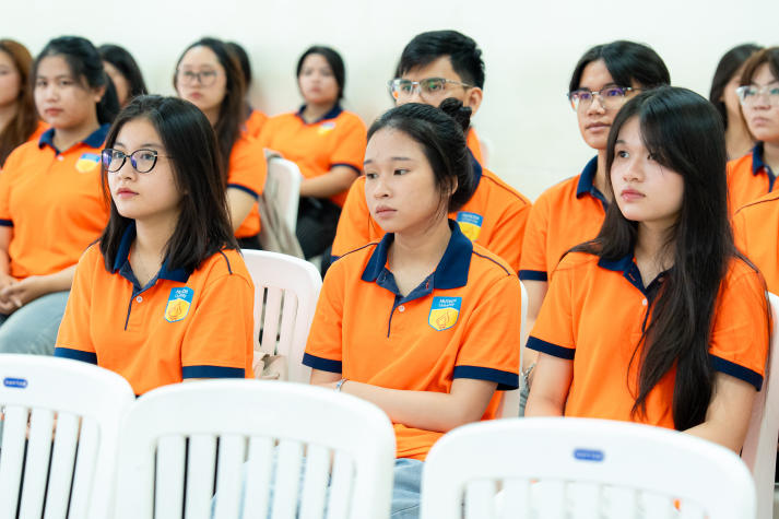 Sinh viên Quan hệ công chúng “bước vào hậu trường” sản xuất chương trình truyền hình trực tiếp tại HTV 26