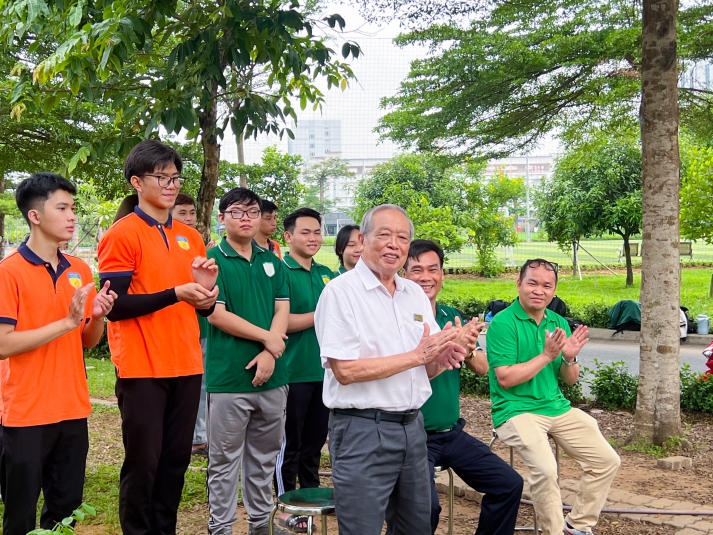 Sinh viên Viện Khoa học Ứng dụng tạo mảng xanh cho khuôn viên Hitech Park Campus 26