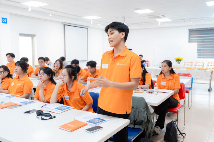 [Video] Sinh viên HUTECH tìm hiểu kiến thức ngành công nghệ tài chính cùng chuyên gia Hanwha Life 49