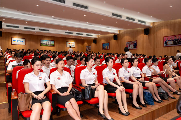 Sinh viên HUTECH thử sức cùng quy trình tuyển dụng tiếp viên hàng không ngay tại trường 37