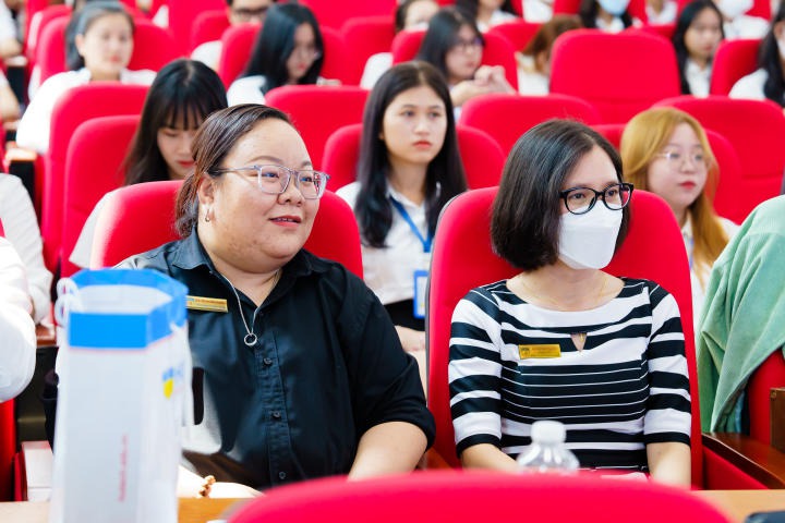 Khoa Quản trị kinh doanh tuyên dương hơn 600 sinh viên tiêu biểu HKI năm học 2022 - 2023 52