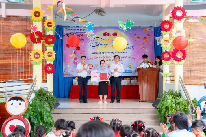 Một mùa Trăng trọn vẹn: Sinh viên Khoa Tài chính - Thương mại HUTECH đem niềm vui đến trẻ em Vĩnh Long 59