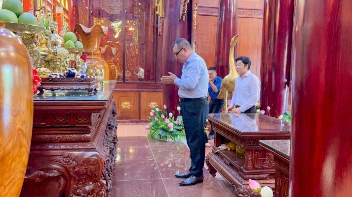 Sinh viên và học viên cao học Khoa Luật HUTECH đến huyện Xuân Lộc tri ân những chiến sĩ cách mạng 45