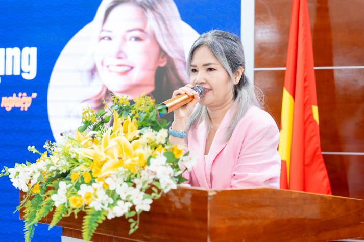 [Video] Tổng Lãnh sự quán Trung Quốc trao học bổng, tiếp thêm động lực cho sinh viên Khoa Trung Quốc học 56
