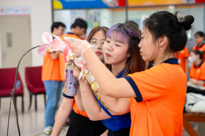 “Khoác áo mới” cho hoa lan: Hành trình sáng tạo của sinh viên Công nghệ sinh học 66