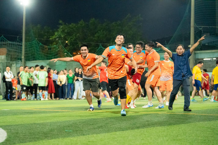 [Hội thao CB-GV-NV HUTECH 2025] Nảy lửa vòng Tứ kết bóng đá nam, 04 cái tên xuất sắc lộ diện vào Bán kết 27