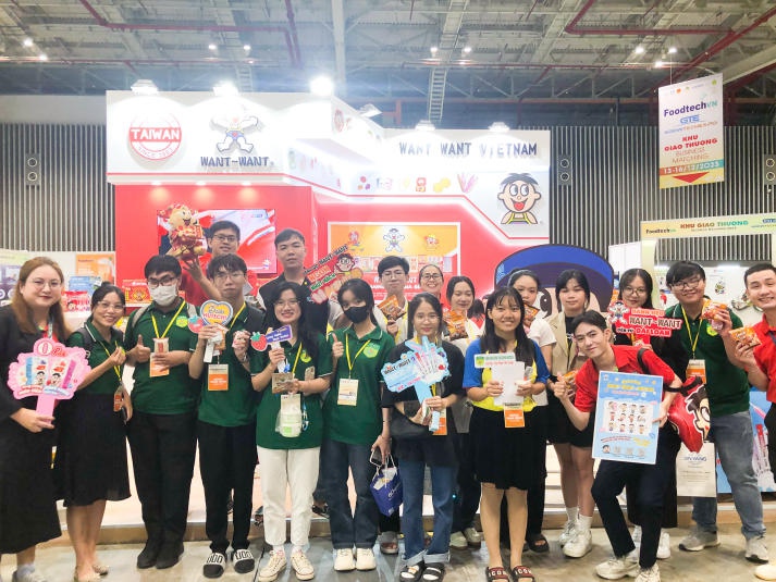 Sinh viên Công nghệ thực phẩm HUTECH tìm hiểu loạt công nghệ mới tại Triển lãm Quốc tế Công nghiệp Thực phẩm Việt Nam 2023 33