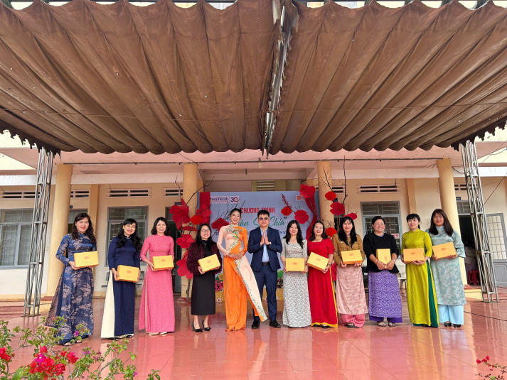 Mang hơi ấm mùa xuân đến học đường: HUTECH tổ chức Xuân sẻ chia 2026 tại Đắk Lắk 32