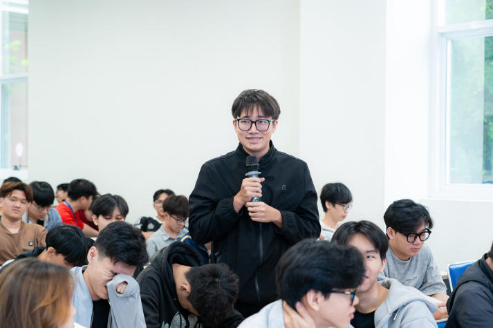 Sinh viên Công nghệ thông tin khám phá “bài toán” phát triển sản phầm phần mềm cùng chuyên gia GFT 76