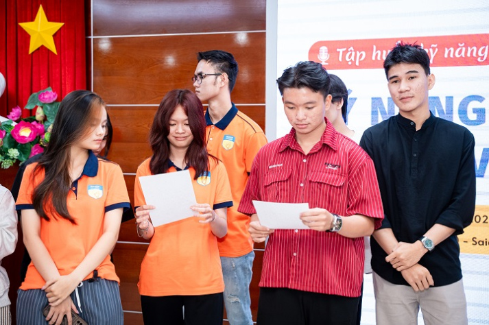 Sinh viên Khoa Marketing - Kinh doanh quốc tế tự tin hơn qua hoạt động trải nghiệm 40