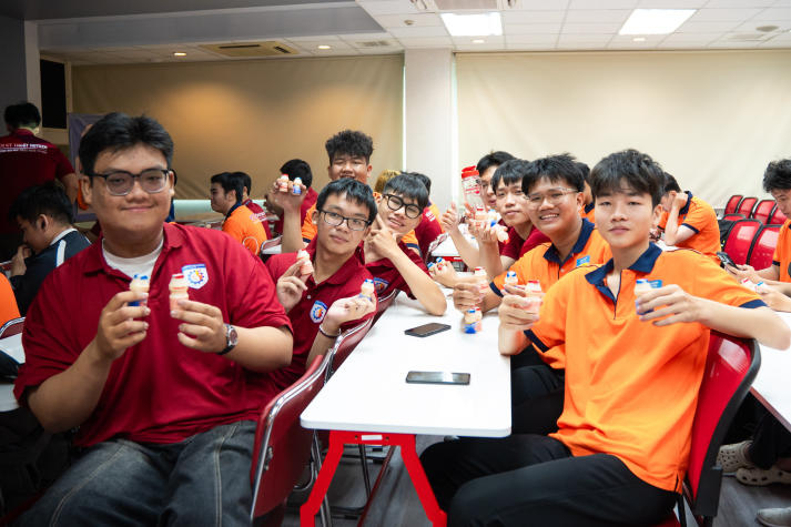 Sinh viên Viện Kỹ thuật tìm hiểu quy trình tự động hóa tại Nhà máy Yakult Việt Nam 69