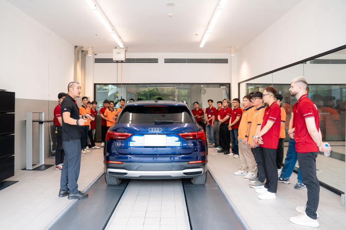 [Video] Sinh viên Công nghệ kỹ thuật ô tô khám phá công nghệ hiện đại tại Showroom Audi Tân Bình 38