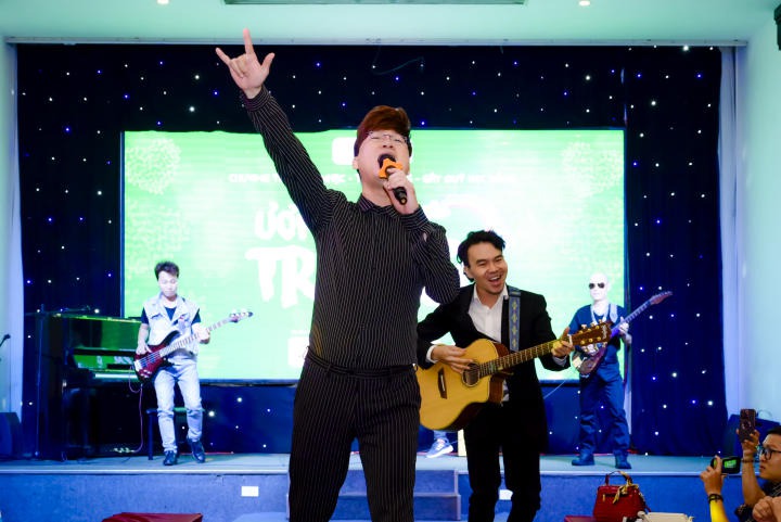 Sinh viên Viện Âm nhạc và Nghệ thuật HUTECH tham gia biểu diễn văn nghệ gây quỹ học bổng cho học sinh, sinh viên vượt khó tại Phan Thiết 84