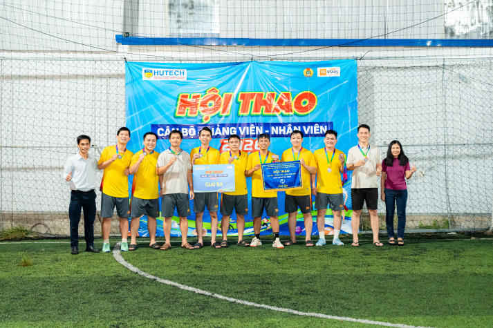 [Hội thao CB-GV-NV 2026] Tuyển sinh - Truyền thông - Marketing lên ngôi vô địch Bóng đá nam 120
