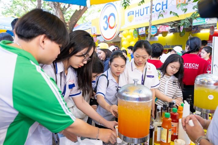 [Video] HUTECH nổi bật tại Ngày hội Tư vấn Hướng nghiệp - Tuyển sinh 2025 ở Cần Thơ 45