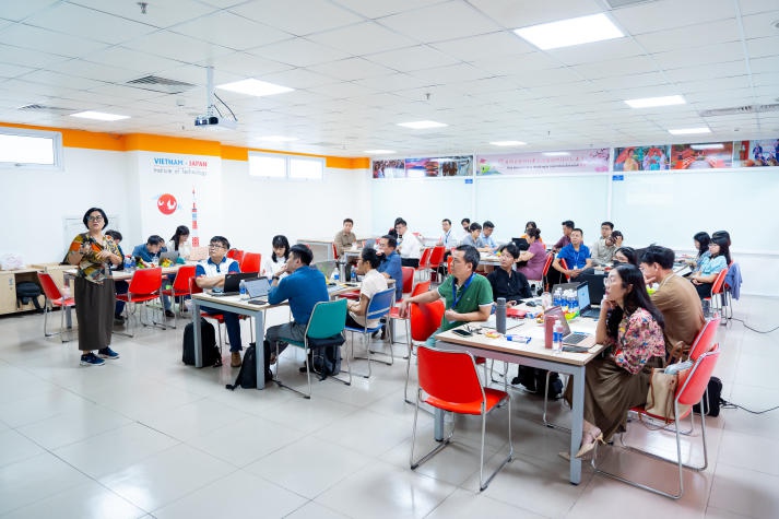 HUTECH tổ chức tập huấn “Tư duy thiết kế dự án” cho đông đảo CB-GV-NV trong và ngoài trường 9