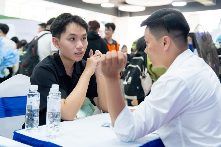 [Video] “Choáng ngợp” trước hơn 1.500 cơ hội việc làm cho sinh viên HUTECH tại “KOREA JOB FAIR 2024” 208