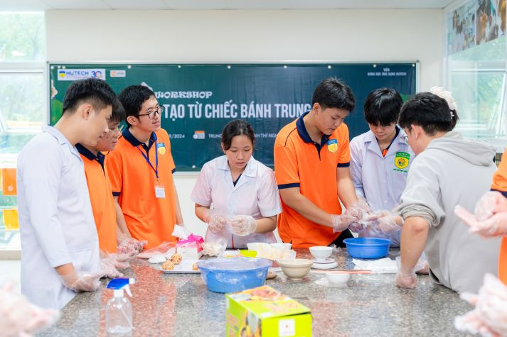 [Video] “Xắn tay áo” vào bếp cùng sinh viên Viện Khoa học Ứng dụng trổ tài làm bánh Trung thu 78