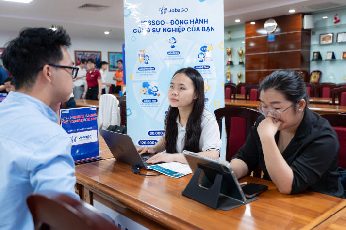 Sinh viên Viện Đào tạo Quốc tế chủ động chinh phục nhà tuyển dụng tại I-HUTECH Career Connection Day 59