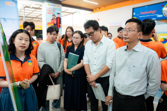 Khi ý tưởng chạm thực tiễn: Sinh viên Khoa Tài chính - Thương mại tỏa sáng tại Trưng bày poster Dự án doanh nghiệp 103