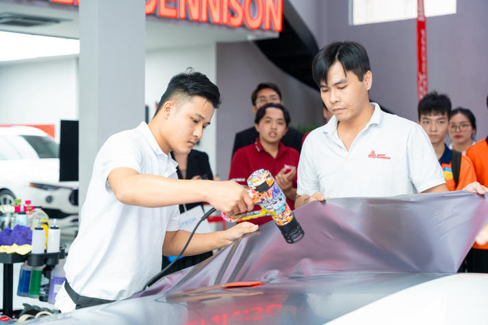 [Video] BƯỚC VÀO THẾ GIỚI CỦA NHỮNG SIÊU XE BẬC NHẤT VÀ CÔNG NGHỆ ĐỈNH CAO – SINH VIÊN VIỆN ĐÀO TẠO QUỐC TẾ HUTECH ĐÃ CÓ MỘT NGÀY “MÃN NHÃN” TẠI AVERY DENNISON! 22