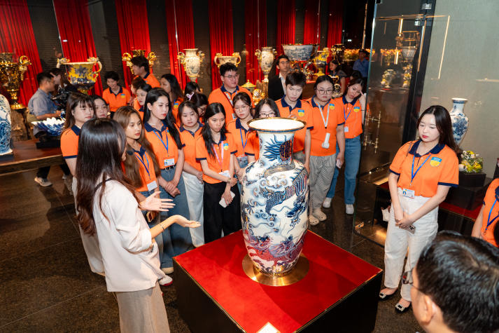 Học kể câu chuyện thương hiệu từ di sản: Sinh viên HUTECH trải nghiệm thực tế tại Gốm sứ Minh Long 63
