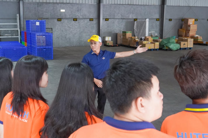 Sinh viên ngành Logistic tìm hiểu về vận hành hàng hóa tại Nhất Tín Logistics 98