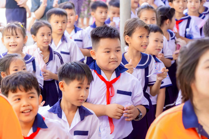 Sinh viên Khoa Marketing - Kinh doanh quốc tế mang “Ngàn điều trăng nói” đến với thiếu nhi Vĩnh Long 39