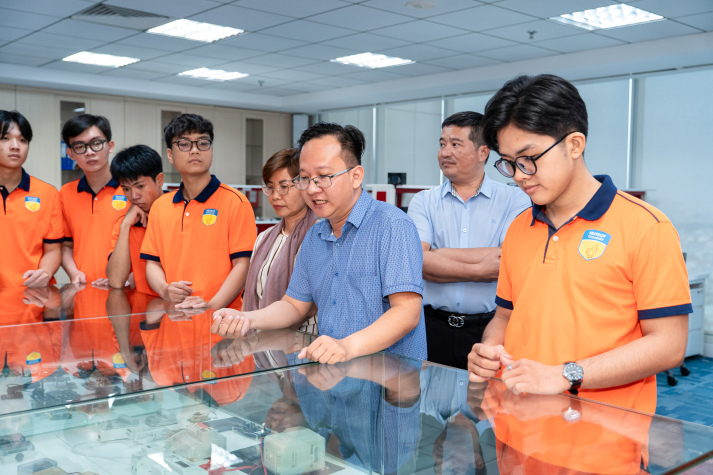 Viettel Telecom mở góc nhìn thực tế về công nghệ kinh doanh số cho sinh viên Thương mại điện tử 55