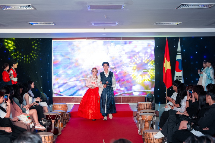 Sinh viên VKIT “xắn tay áo” tổ chức Fashion Show “Hồn Việt - Sắc Hàn” 101