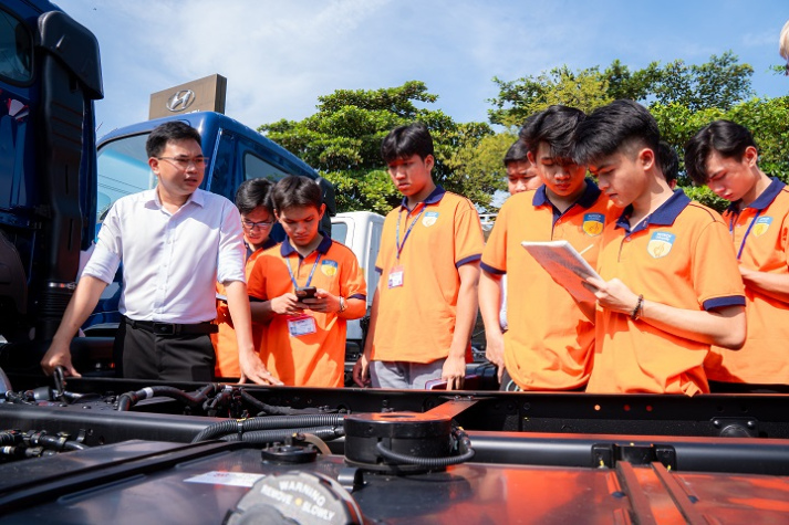 Từ giảng đường đến xưởng ô tô: Sinh viên VKIT chạm môi trường thực tế từ năm nhất 19