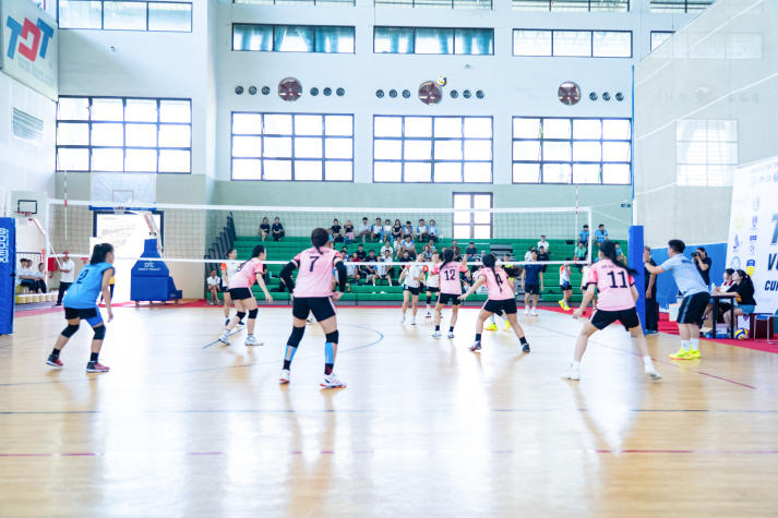 Đội tuyển nữ HUTECH giành Huy chương Bạc giải Bóng chuyền TDTU mở rộng 2025 143