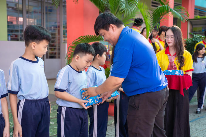 Hơn 200 em nhỏ đón mùa xuân yêu thương từ chương trình Xuân tình nguyện của sinh viên Khoa Thú y 39