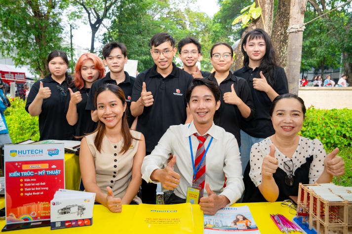 [Video] “Đội quân áo đỏ” HUTECH đồng hành cùng thí sinh lựa chọn nguyện vọng xét tuyển đại học 2024 49