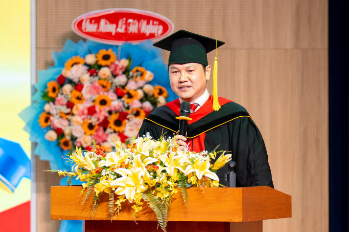 HUTECH vinh danh Tân Cử nhân, Tân Dược sĩ tại Lễ trao bằng tốt nghiệp 13