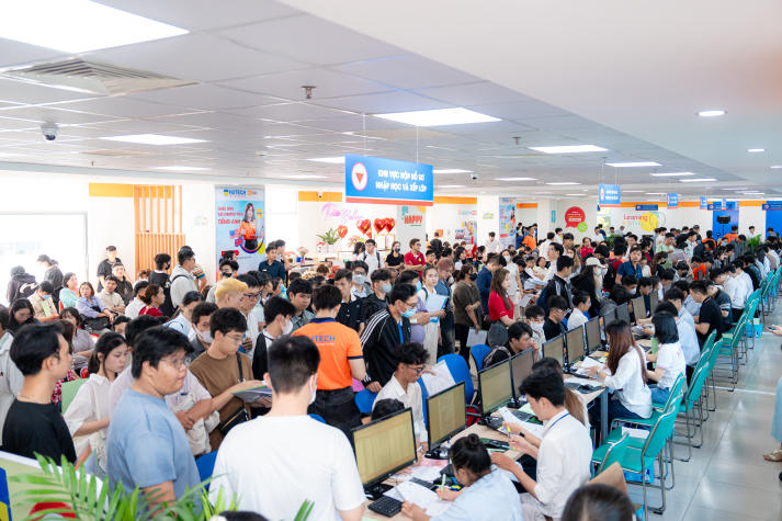 [Video] Tân sinh viên háo hức, phụ huynh hài lòng trong ngày đầu nhập học tại HUTECH 47