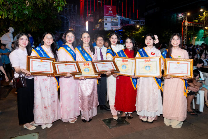 44 Sinh viên 5 tốt hai năm liên tục của HUTECH nhận Bằng khen của Chủ tịch UBND Thành phố 698