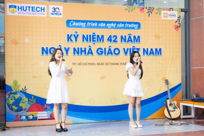 [Ảnh] HUTECH rộn ràng với loạt tiết mục văn nghệ đặc sắc chào mừng ngày Nhà giáo Việt Nam 20/11 53