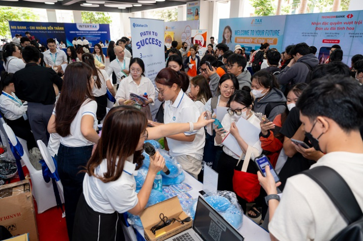 HUTECH continues to earn QS 5-Star for Employability 34