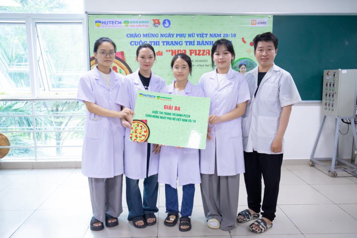 Sinh viên ngành Viện Khoa học Ứng dụng HUTECH trổ tài làm pizza mừng ngày Phụ nữ Việt Nam 74