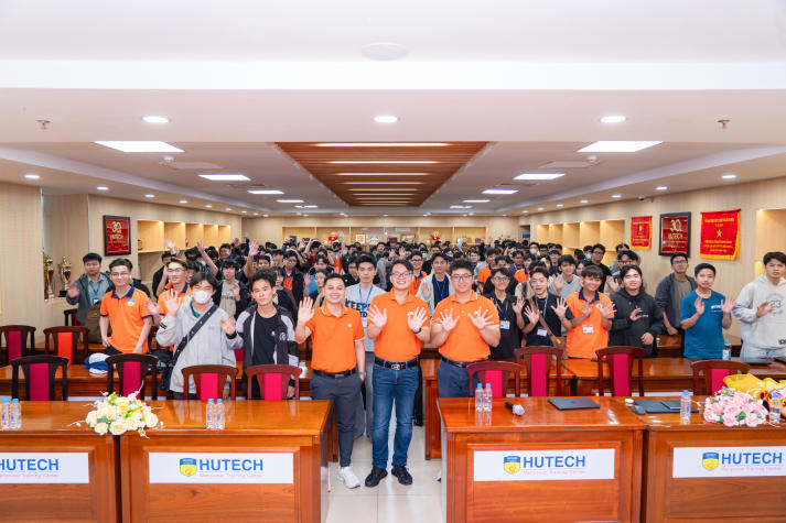 Chuyên gia từ FPT Telecom hướng dẫn sinh viên Khoa Công nghệ thông tin cách ứng dụng GenAI trong nghiên cứu khoa học 12