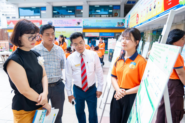 Sáng tạo từ trải nghiệm thực tế: Sinh viên ngành Kinh doanh thương mại báo cáo thực tập bằng poster 116