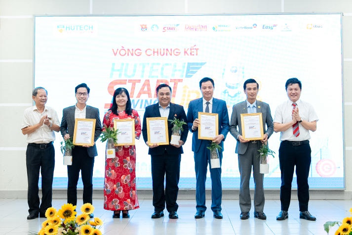 “Cụt yêu đời” Nguyễn Ngọc Nhứt trở thành tân Quán quân HUTECH Startup Wings 2024 56