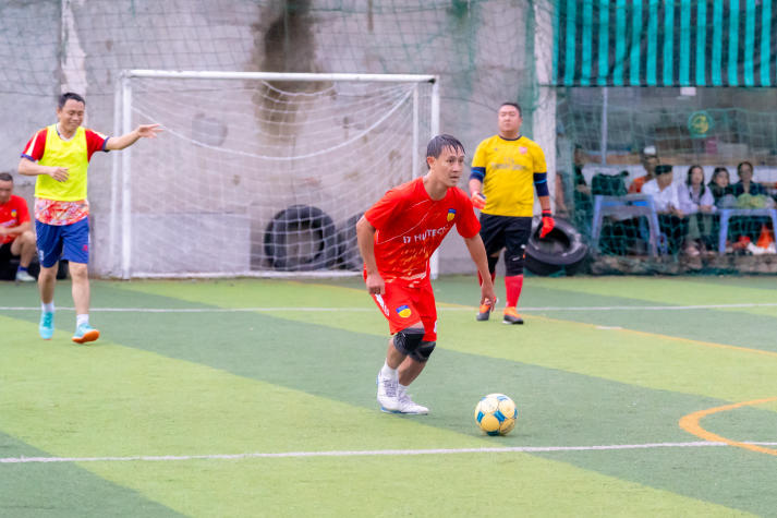 [Hội thao CB-GV-NV HUTECH 2025]: Bóng đá nam khép lại vòng bảng, lộ diện những tấm vé vào Tứ kết 37