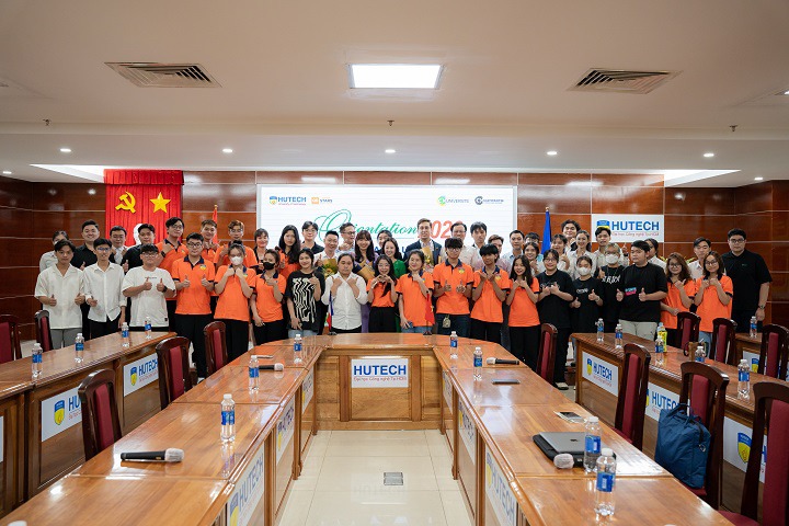 Tân sinh viên chương trình liên kết quốc tế CY Cergy Paris Université (Pháp) hứng khởi tìm hiểu về chương trình học 11