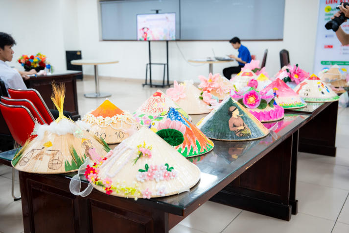Lan tỏa tinh thần “Sắc Việt” trong Ngày hội trang trí nón lá của sinh viên Khoa Tài chính - Thương mại 93