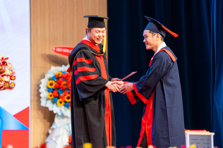 “Chủ động thích nghi, không ngừng làm mới chính mình và hãy tiếp tục mơ những giấc mơ lớn!” 29