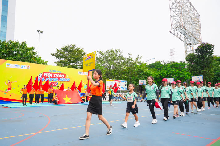 [Video] Sôi động, gắn kết và bùng nổ tại Hội thao Cán bộ - Giảng viên - Nhân viên HUTECH 2025 27